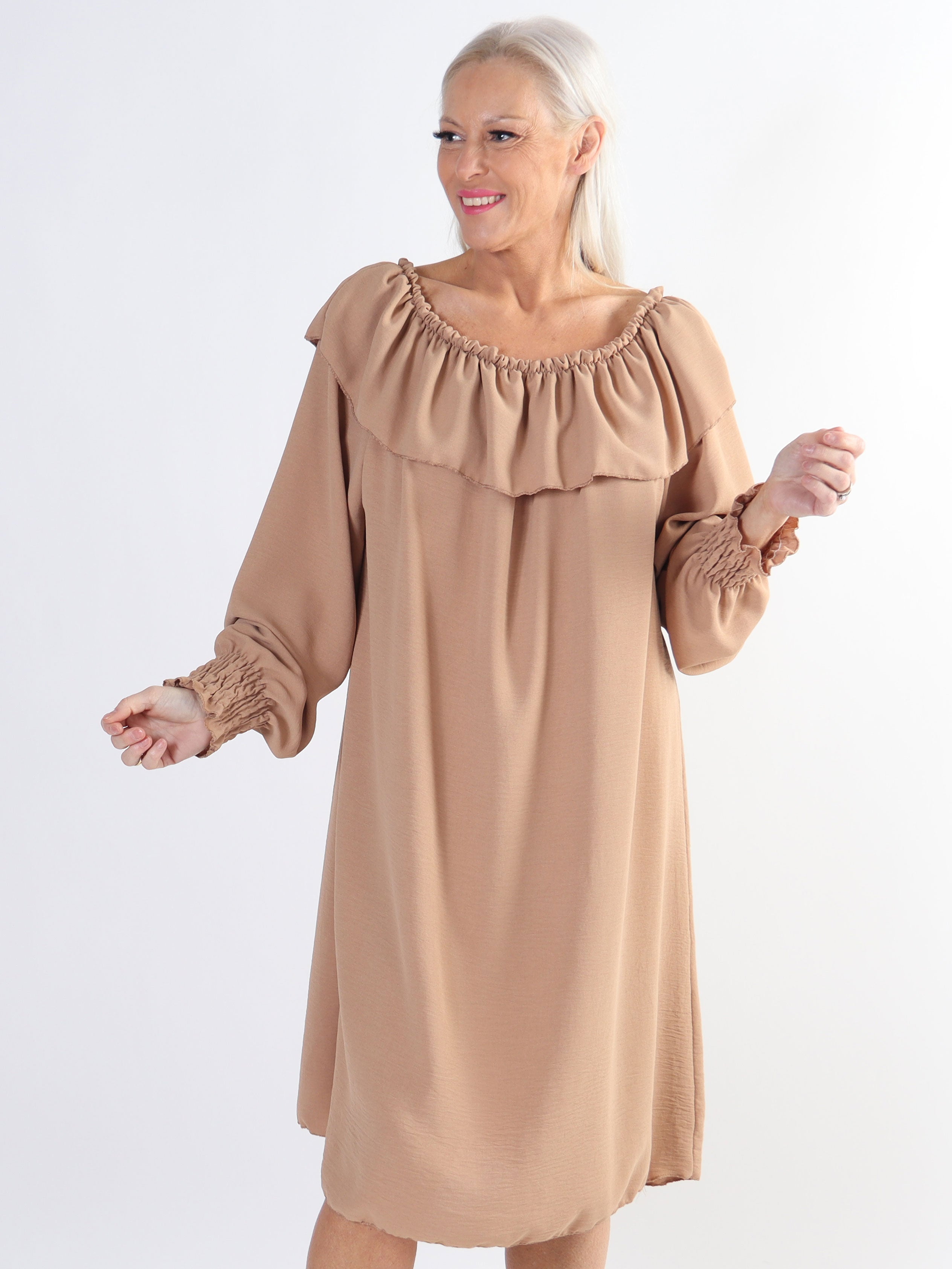 Elpida - Plus size kjole med flæsekant og smock ved ærmet